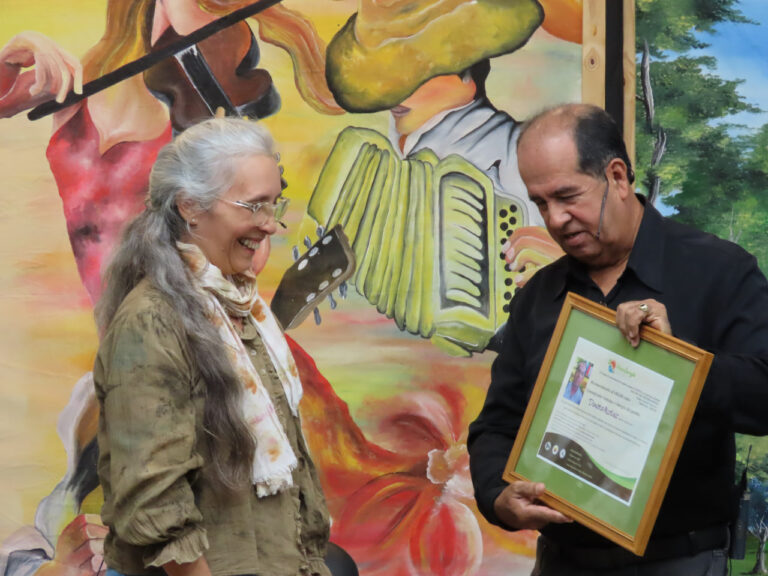 Contando al pueblo la entrega de diplomas en el programa Descubriendo Montecarlo.